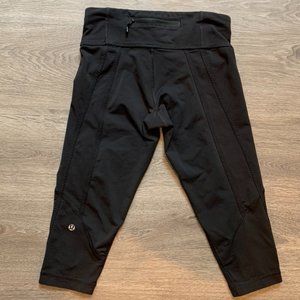 NWOT Lululemon Black Cropped Leggings - Size 4